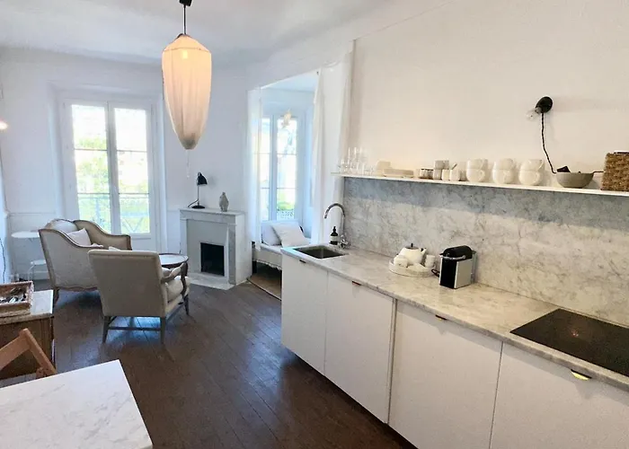 French Classic Apartm 2 Bedroom Best Location
