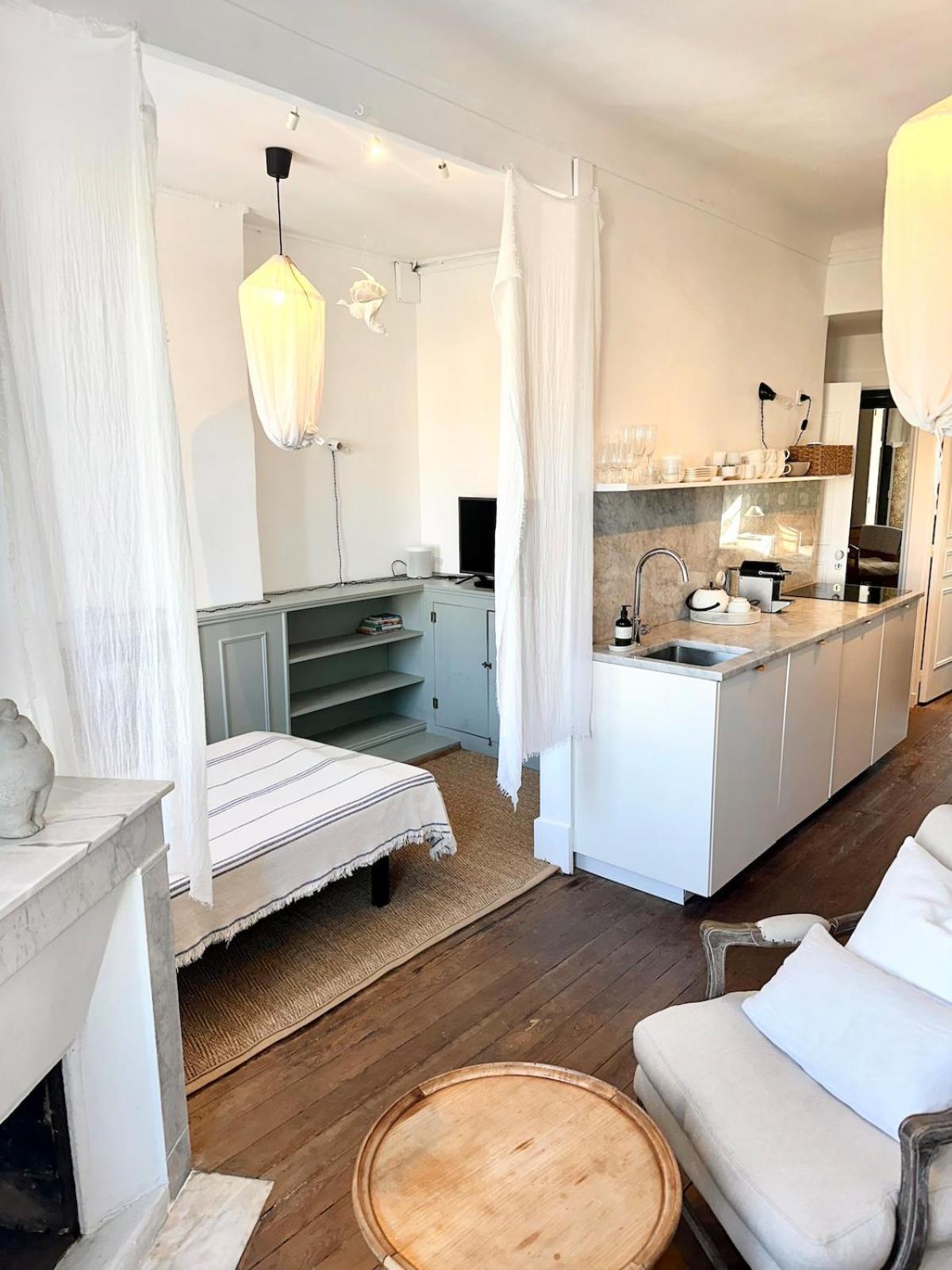 French Classic Apartm 2 Bedroom Location Apartment