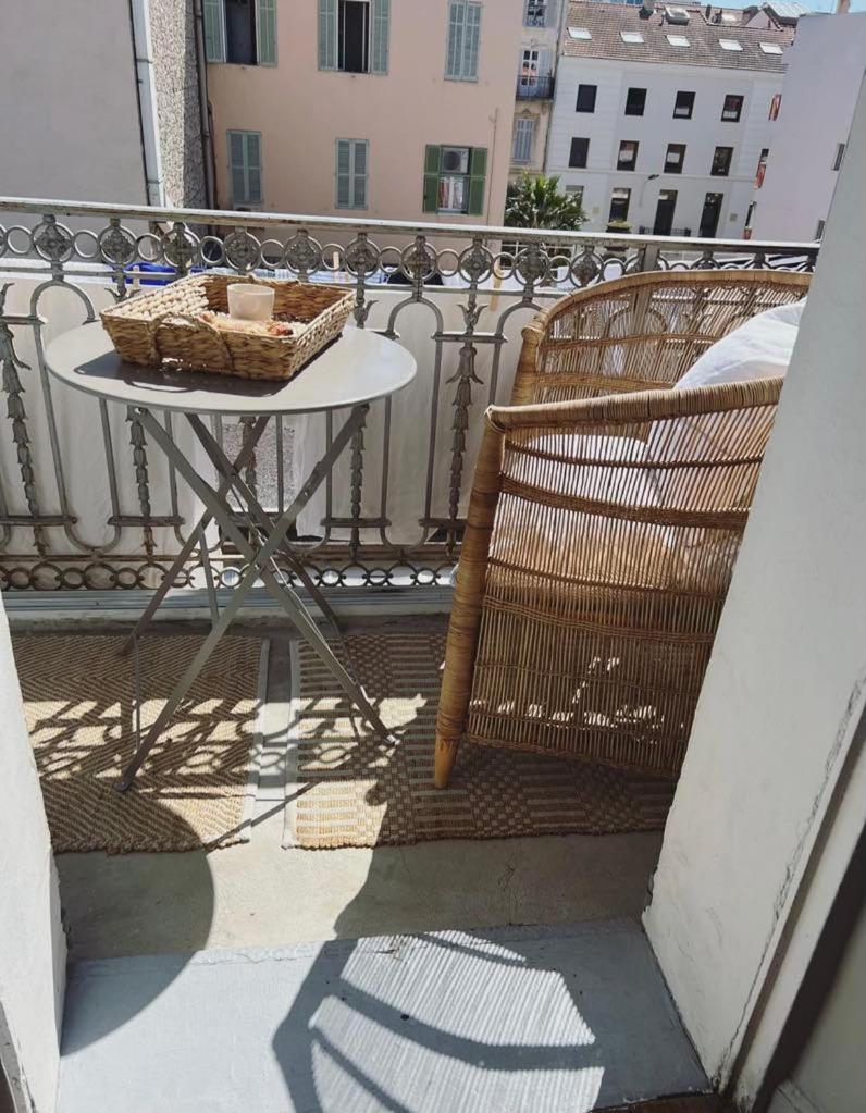 French Classic Apartm 2 Bedroom Location Apartment *