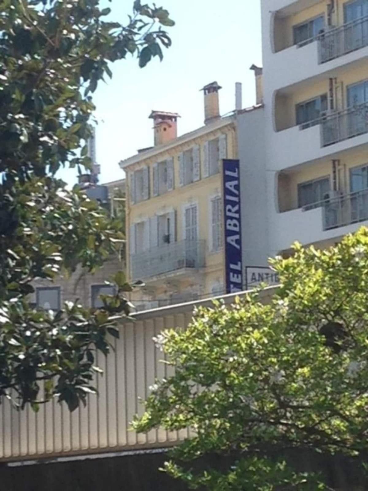 French Classic Apartm 2 Bedroom Location Apartment